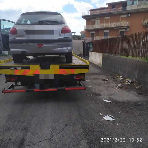 Auto abbandonate, 10 veicoli rimossi da via Catania